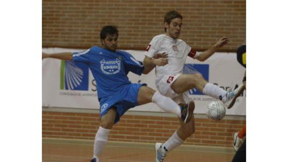 Ángel corta el pase de un jugador gallego.