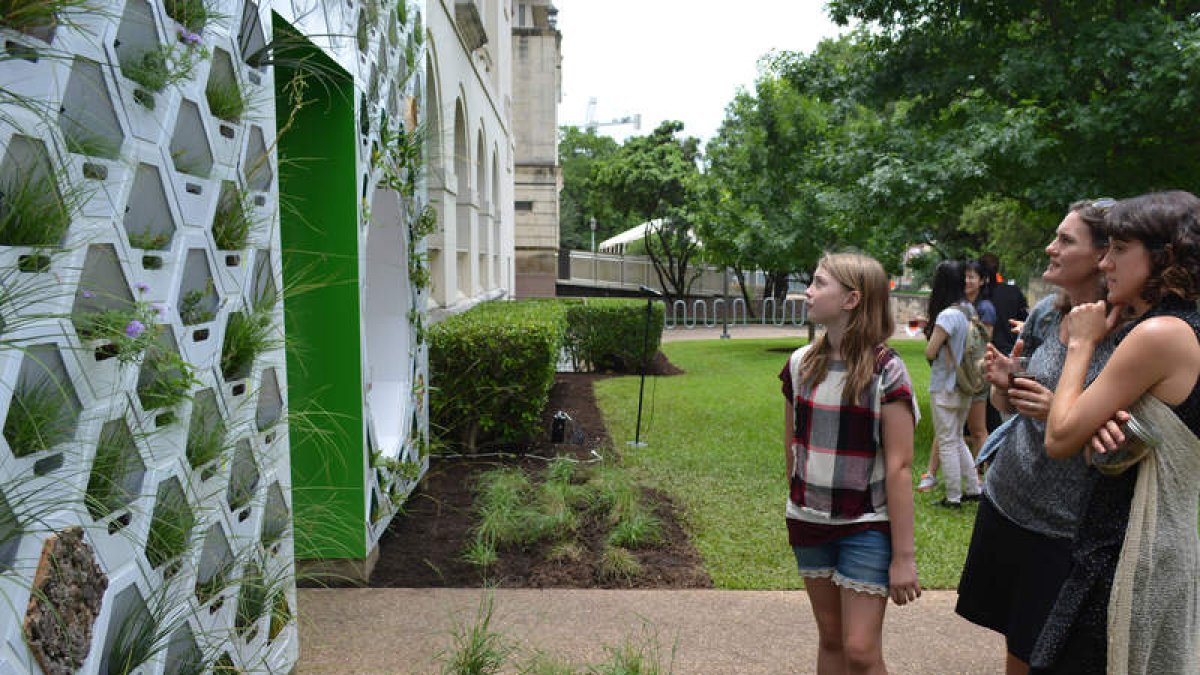 Unas estudiantes contemplan el proyecto desarrollado por los alumnos de la Universidad de Texas.