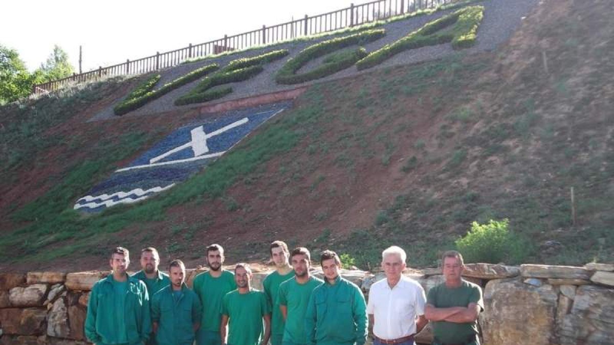 El regidor de Vega junto a los participantes en el taller de empleo.