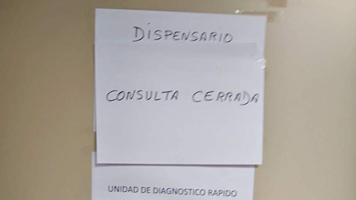 Cartel que anuncia el cierre de la consulta.