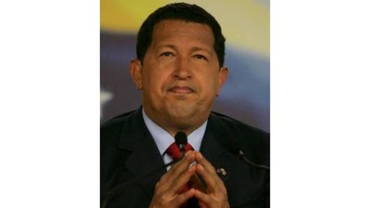 Chávez comenta con Bachelet y el Rey en un receso previo al incidente