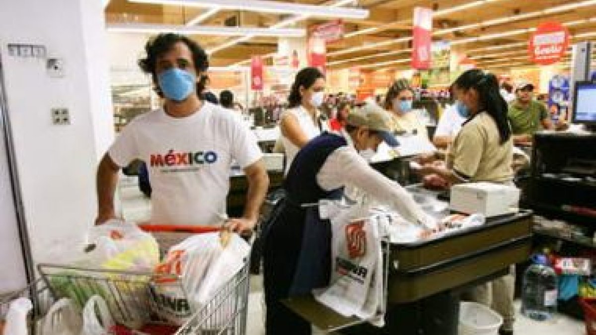 La contingencia sanitaria por la gripe ha hecho que miles de mexicanos compren alimentos en masa