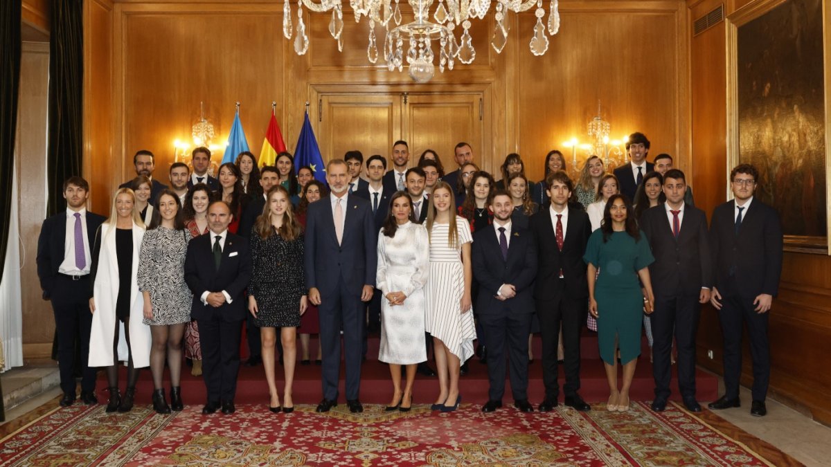 Los reyes y sus hijas, junto a los mejores expedientes de la Universidad de Oviedo. CASA REAL