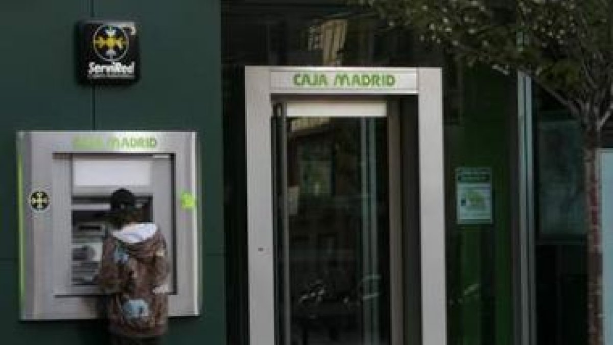 El forcejeo se produjo en el cajero de Caja Madrid en la calle Ancha, en la madrugada del domingo
