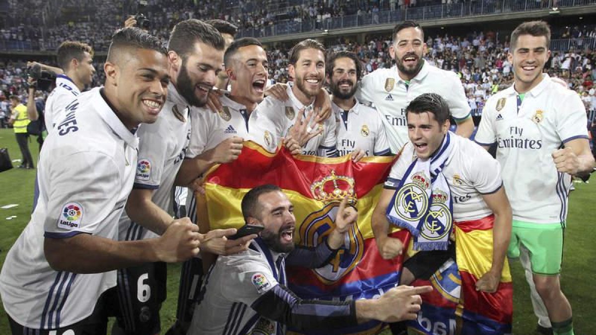 Los jugadores del Real Madrid celebraron en el mismo césped de La Rosaleda, con manteo incluido a Zidane, su nuevo título en el campeonato liguero. DANIEL PÉREZ
