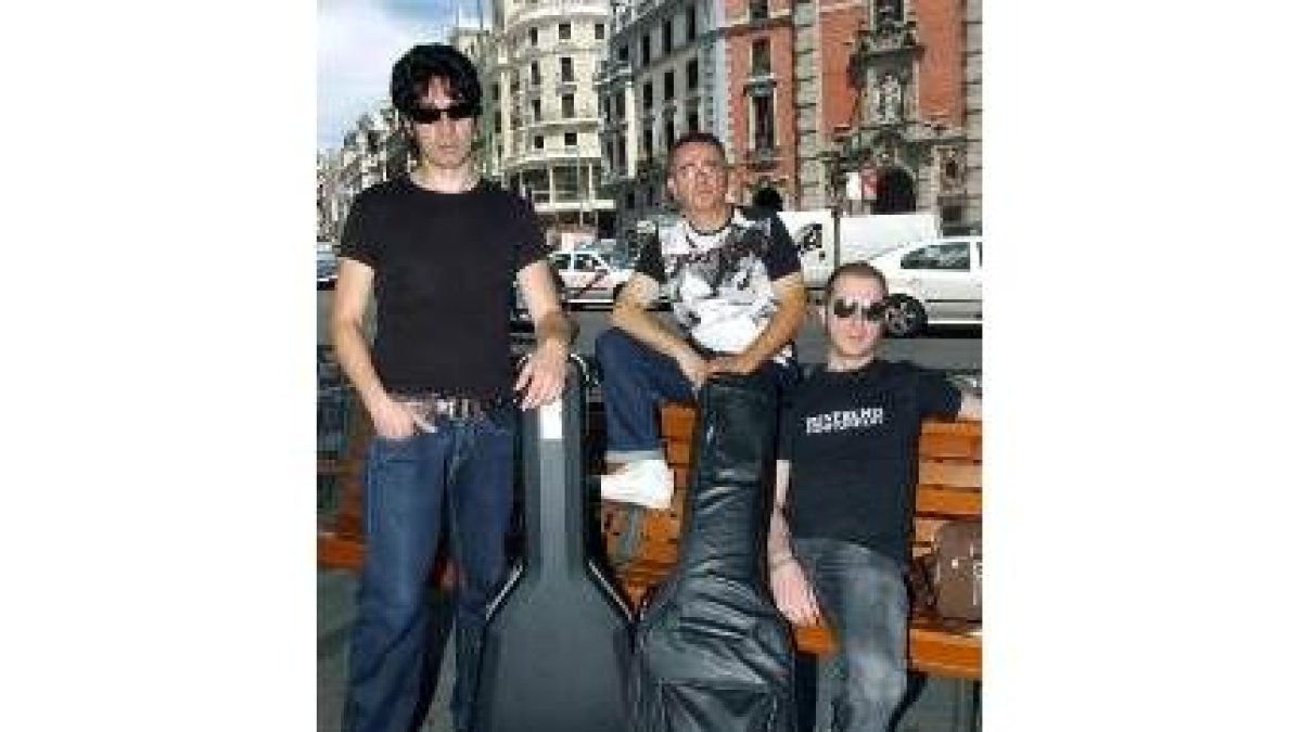 Manuel España, Emilio Muñoz y Javi Cano, tres miembros del grupo
