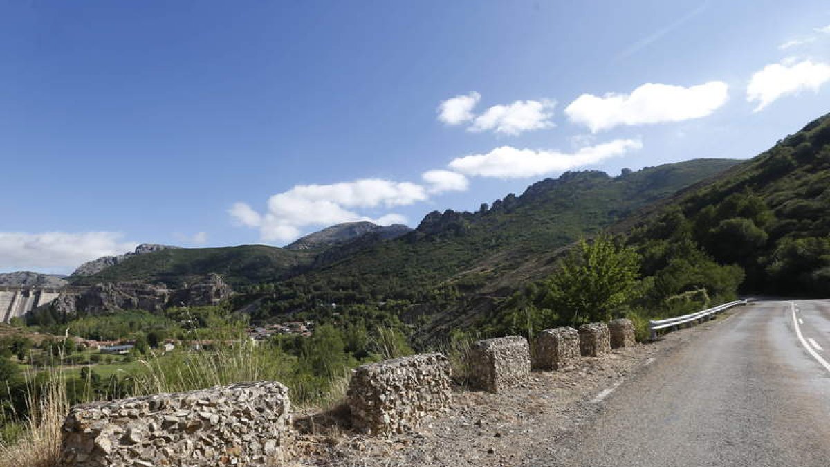 El estado de la carretera del pantano es preocupante. JESÚS