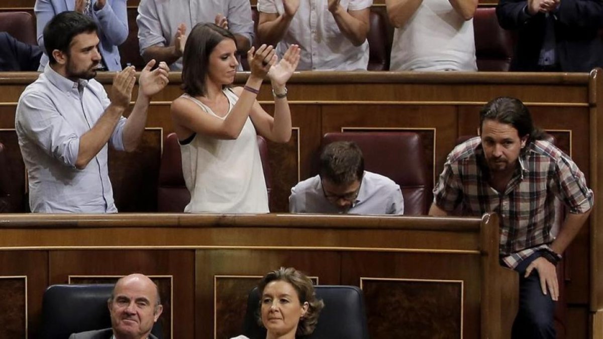 Ramón Espinar e Irene Montero aplauden a Pablo Iglesias en el Congreso.
