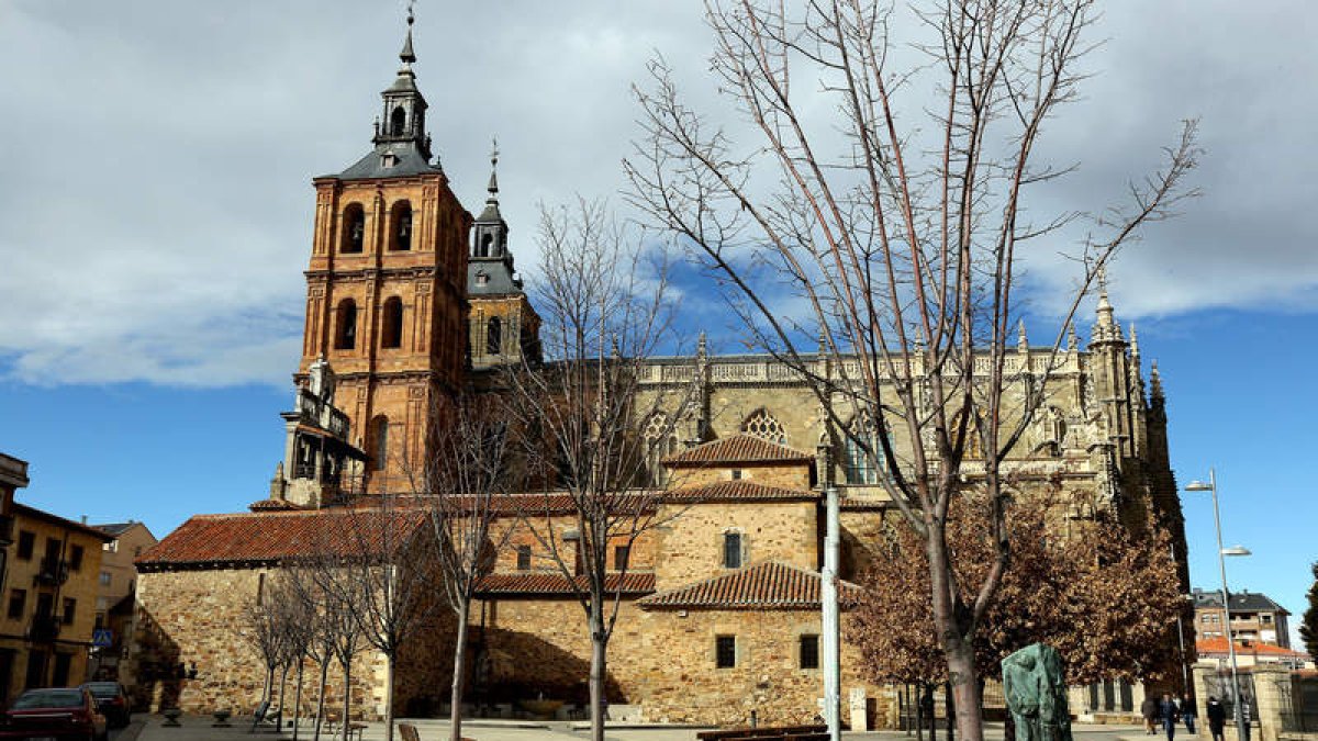 Vista exterior de la Catedral de Astorga, que ha experimentado una importante recuperación turística. MARCIANO