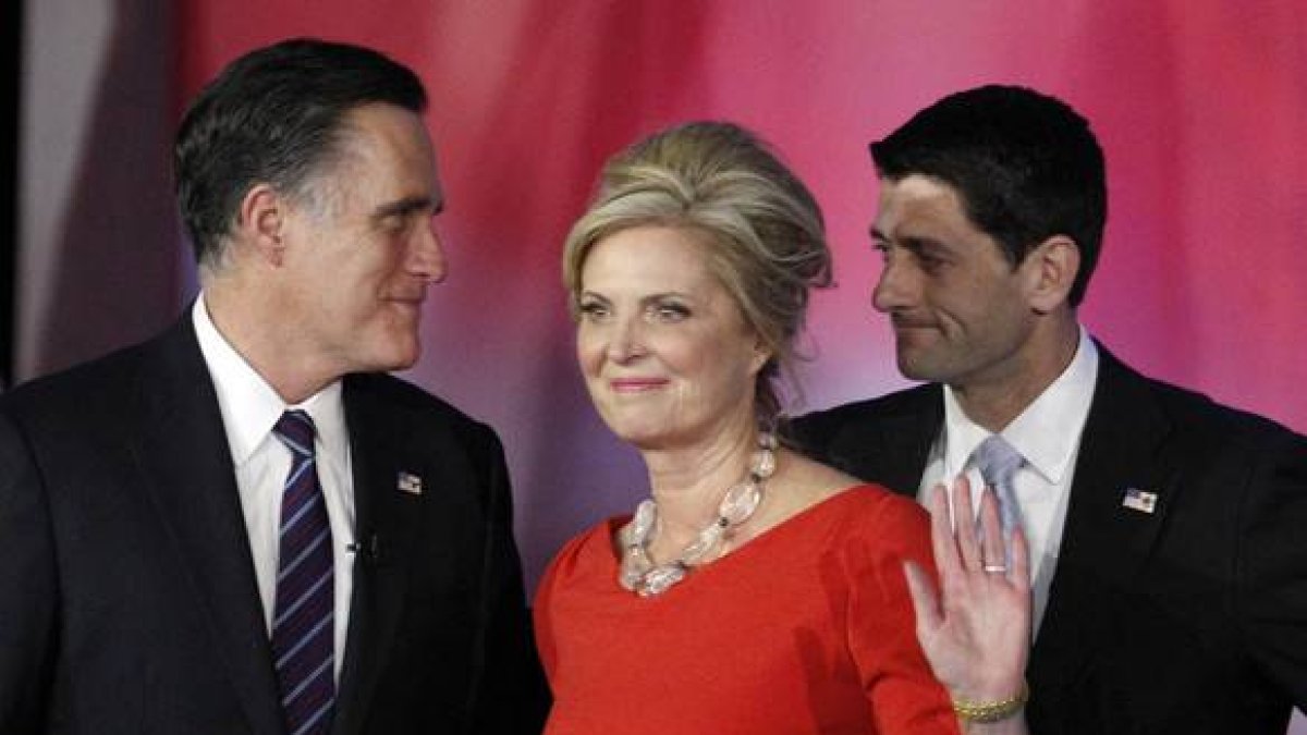 Mitt Romney, junto a su esposa Ann, habla con Paul Ryan (derecha), tras dirigirse a sus seguidores, esta madrugada en Boston.
