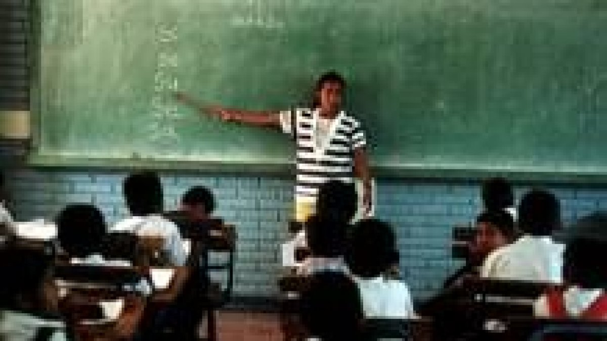 Una profesora imparte clase a los alumnos de una escuela rural de Nicaragua
