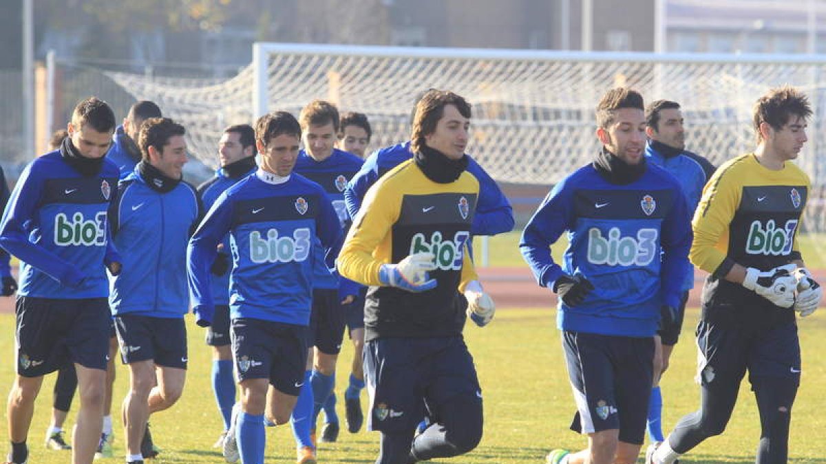 Sergio Rodríguez, entre los dos porteros, durante el entrenamiento de la Deportiva.