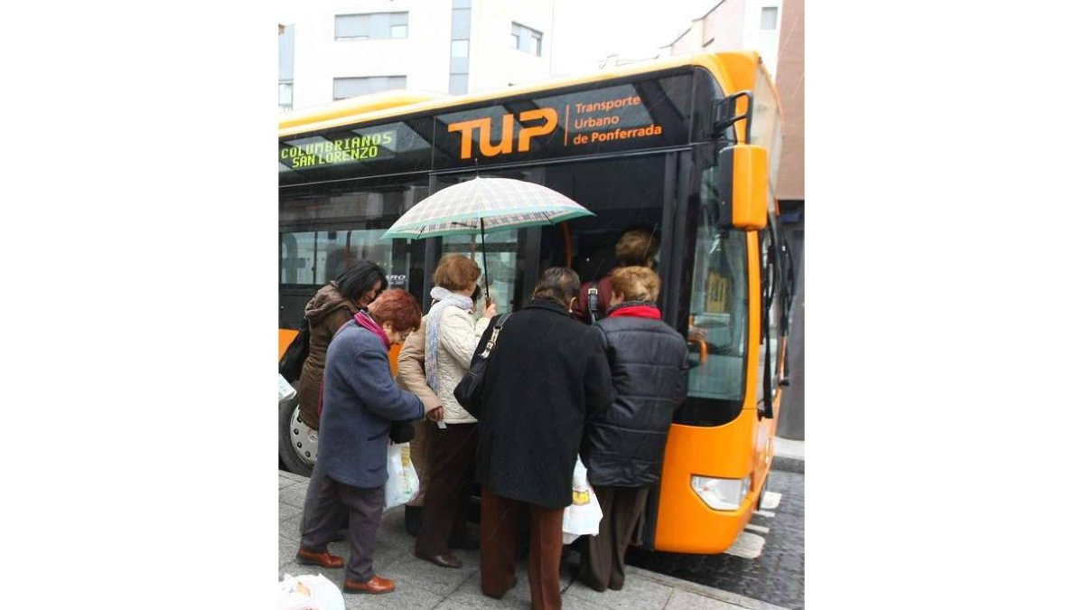 Usuarios del TUP en el intercambiador de avenida Compostilla.