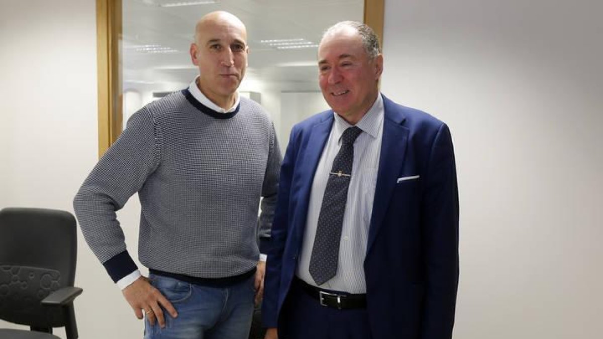 José Amtonio Diez y López Sendino durante una rueda de prensa conjunta en febrero de 2017 para criticar la política del entonces alcalde, Antonio SIlván.