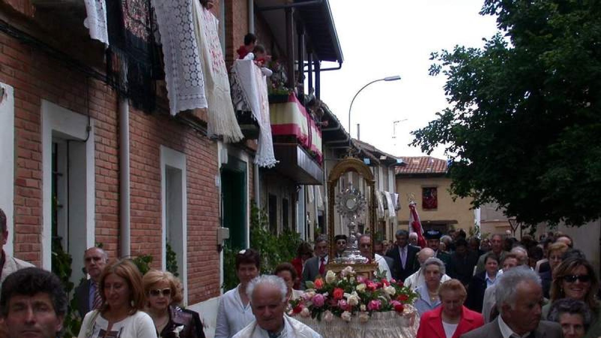 Un momento de la procesión de San Juan Evangelista en Veguellina de Órbigo.
