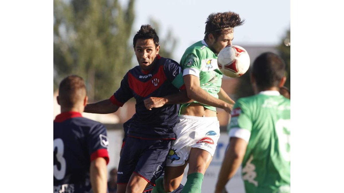 Cristian se anticipa a su rival y termina despejando el balón lejos de su área.