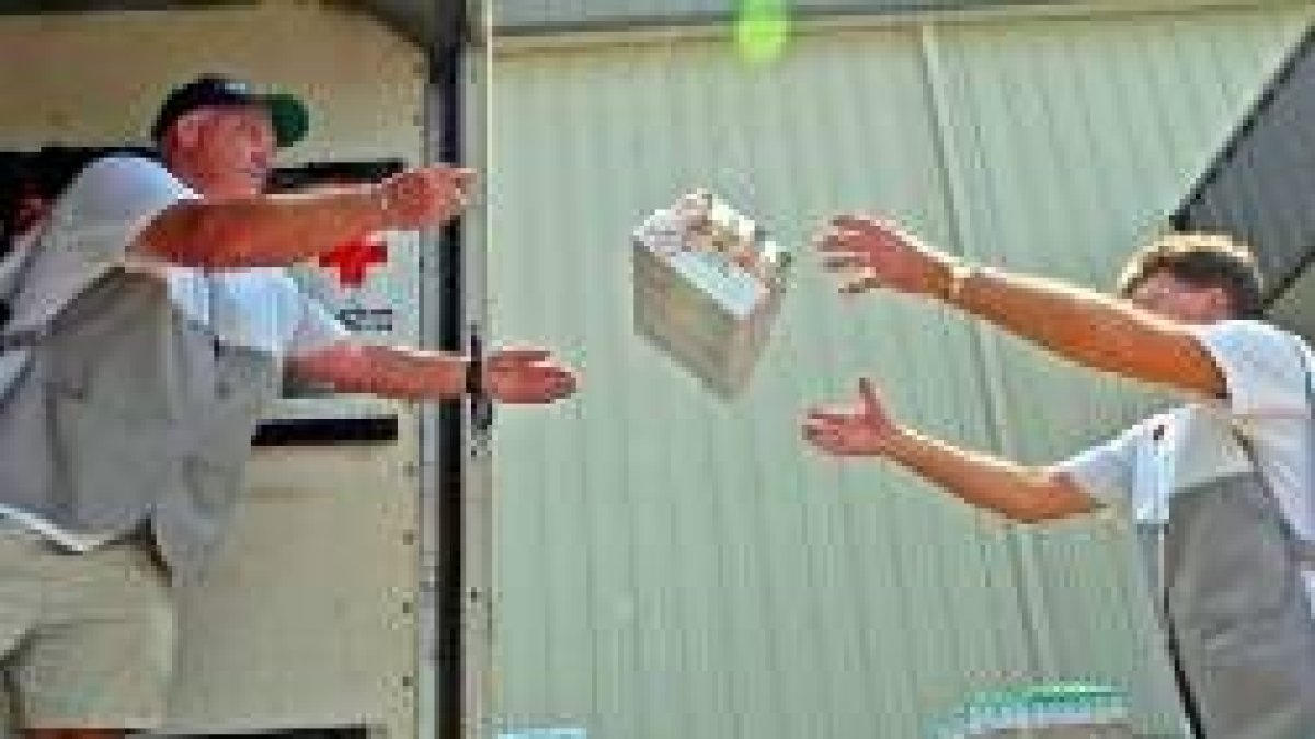 Unos voluntarios de la Cruz Roja estadounidense descargan unos suministros en el estado de Texas
