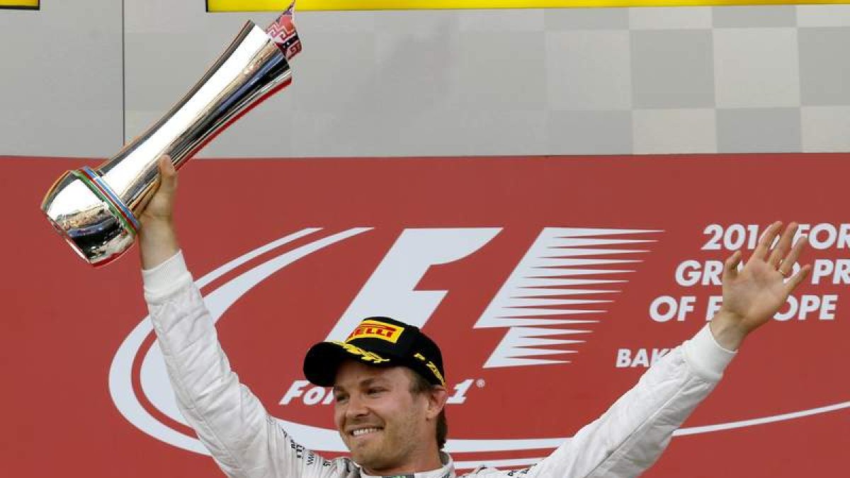 Nico Rosberg, trofeo en mano, muestra su felicidad en el podio por su triunfo. ZURAB