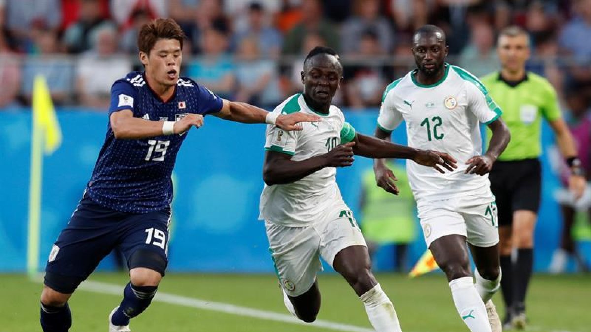 Mané y Sakai pelean por un balón