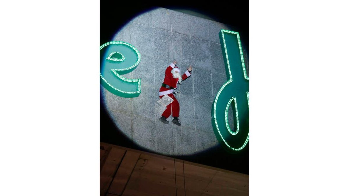 El espectacular rapel de 50 metros sobre la fachada del Corte Inglés, ayer.