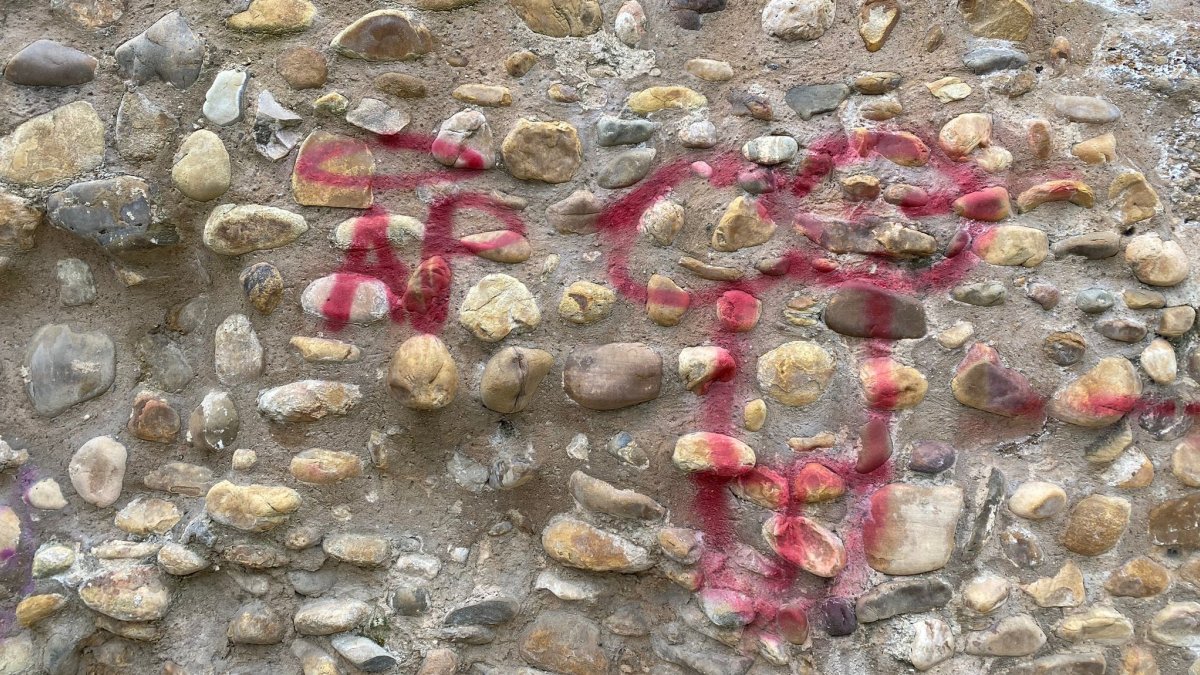 Los vándalos se ceban con la muralla de León: la pintada de mal gusto que estropea el patrimonio
