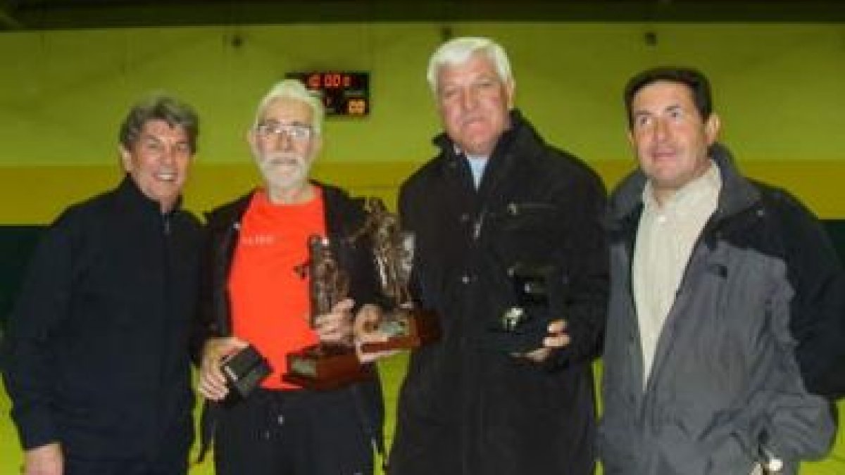 El GAB premió este año la labor de Benigno Paramio, segundo por la izquierda, y Pepe Estrada, tercer