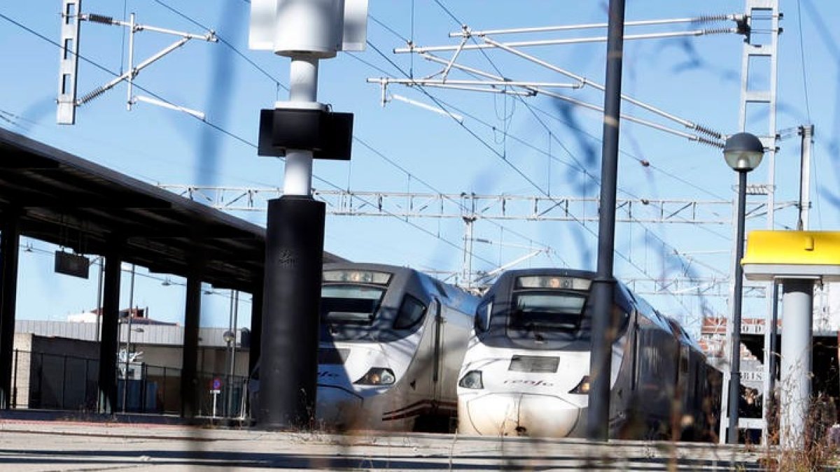 Tren en la estación de León. MARCIANO PÉREZ
