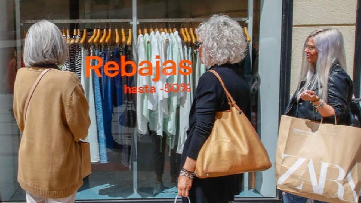 Los leoneses se dejarán una media de cien euros durante la campaña de rebajas. MIGUEL F.B.