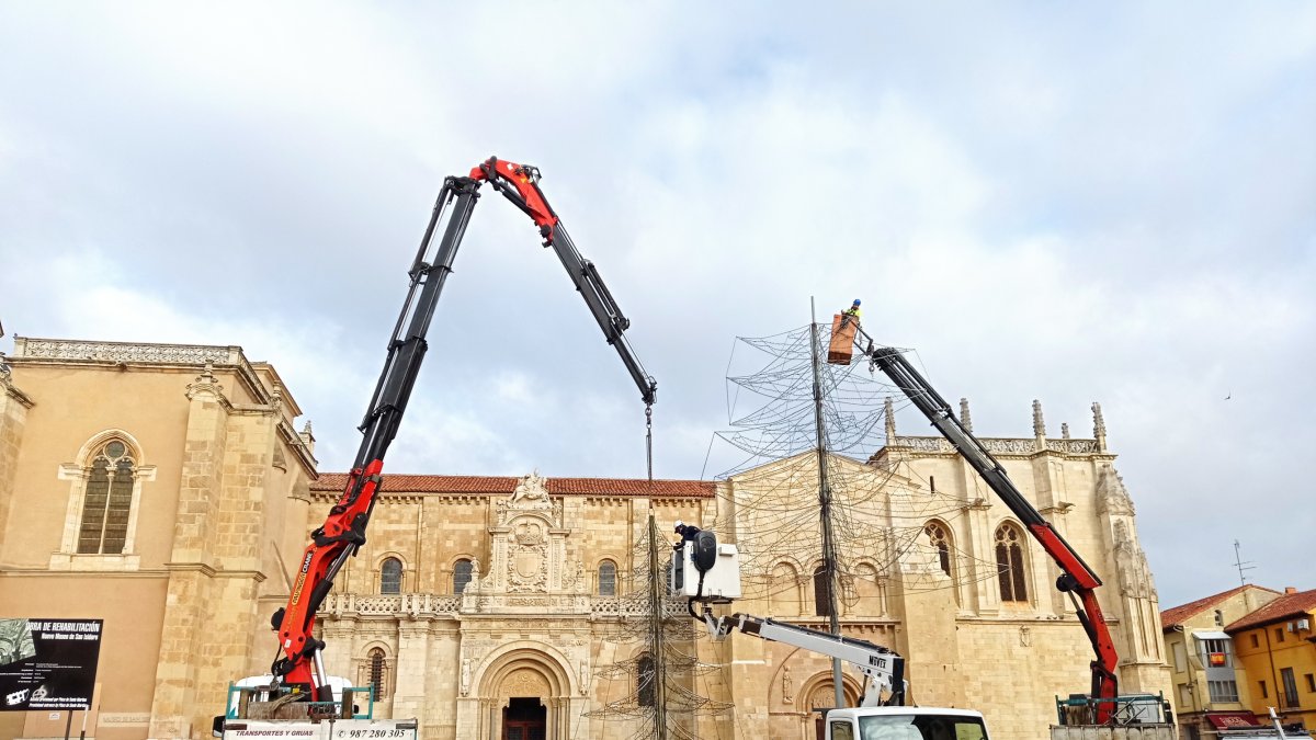 Instalación de las luces de Navidad en San Isidoro, esta mañana. MARCIANO PÉREZ
