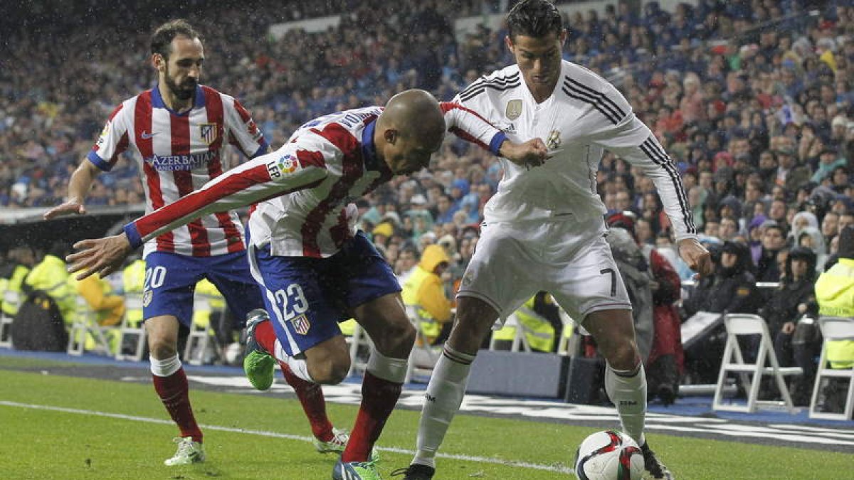 Ronaldo, que reaparece hoy, intenta zafarse de Miranda y Juanfran durante el último derbi.