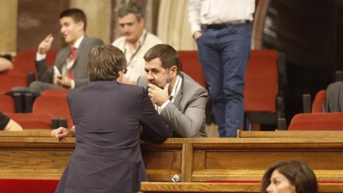 El president Carles Puigdemont junto a Jordi Sànchez (ANC).