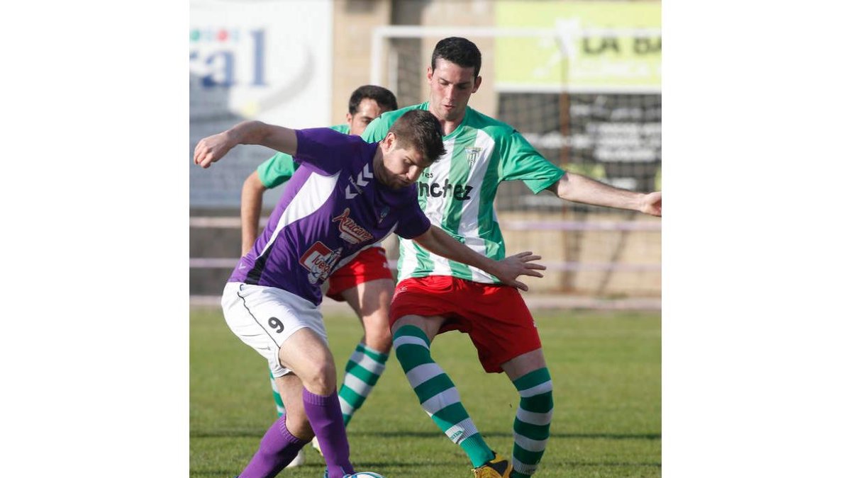 Álvaro, a la izquierda, se perderá el partido por sanción.