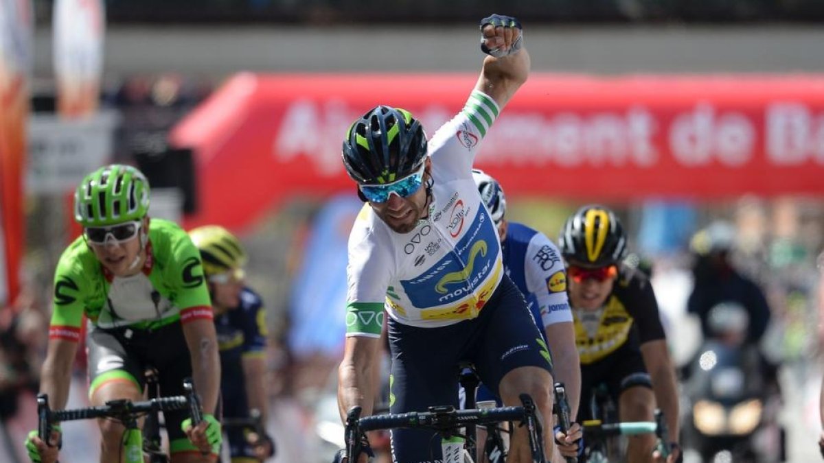 Alejandro Valverde se impone en la meta de Barcelona de la Volta.