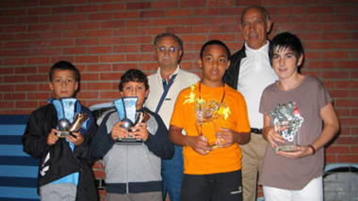 Los capitanes de los equipos ganadores, junto al presidente de La Morenica y al concejal de Deportes
