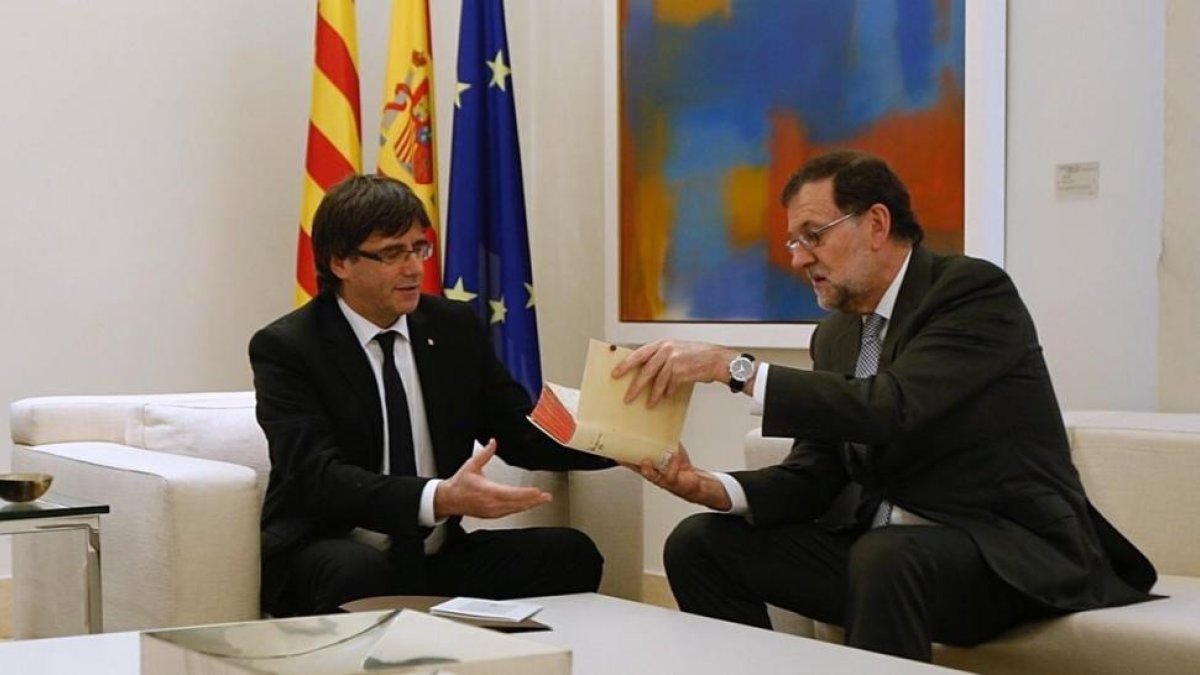Puigdemont y Rajoy, en la entrevista que mantuvieron en la Moncloa en abril del 2016