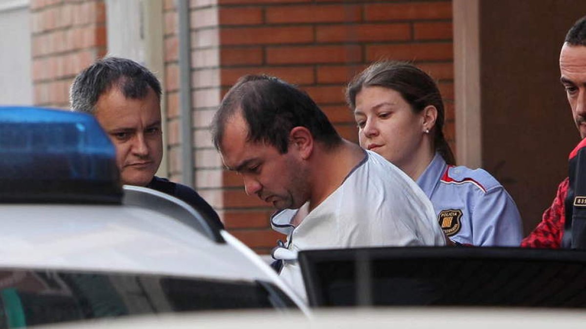 El padre y presunto autor de la muerte de la niña sale detenido del inmueble.