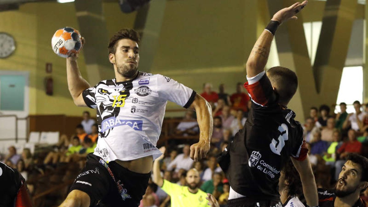El lateral Juanjo Fernández, ante Logroño durante el primer partido de la temporada, disputado en el Palacio. MARCIANO PÉREZ