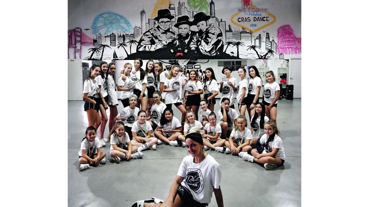 En primer plano, Silvia Olmos, directora del Cras Dance con los campeones de Europa. JESÚS F. SALVADORES