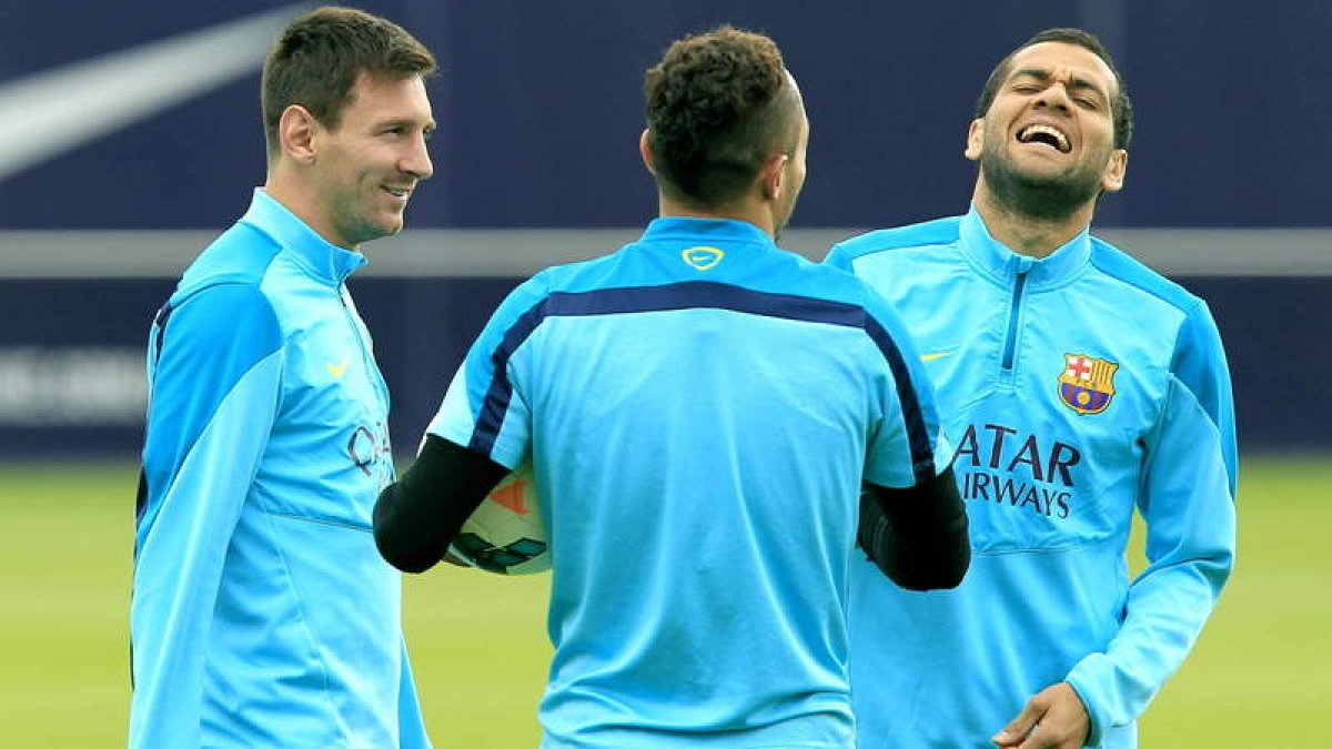 Messi, Adriano, de espalda, y Alves, durante el entrenamiento del Barcelona.