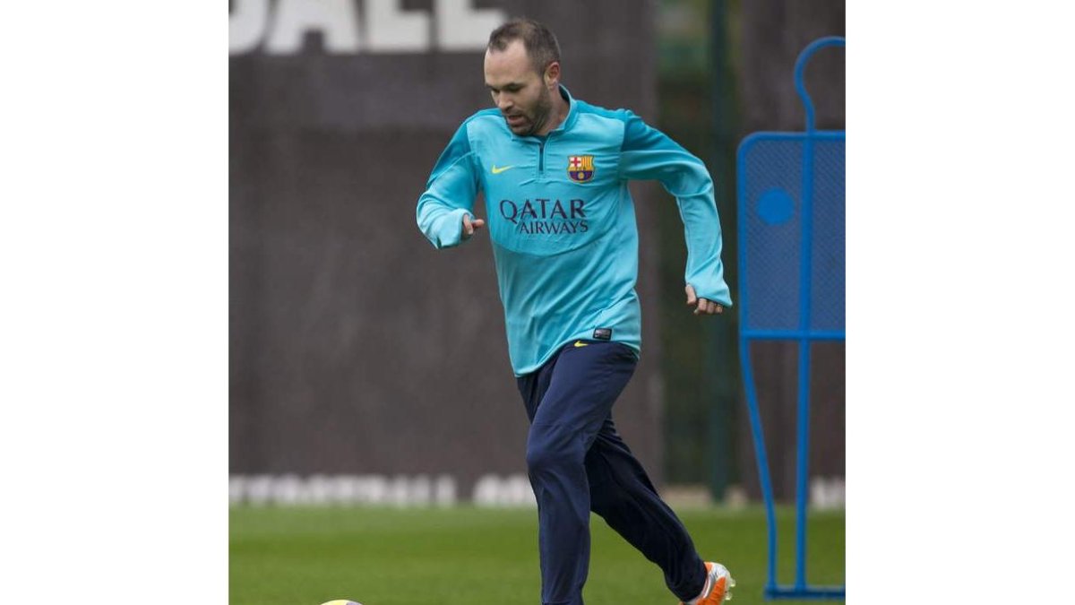 Iniesta, aunque entrenó ayer, es baja ante el Levante.