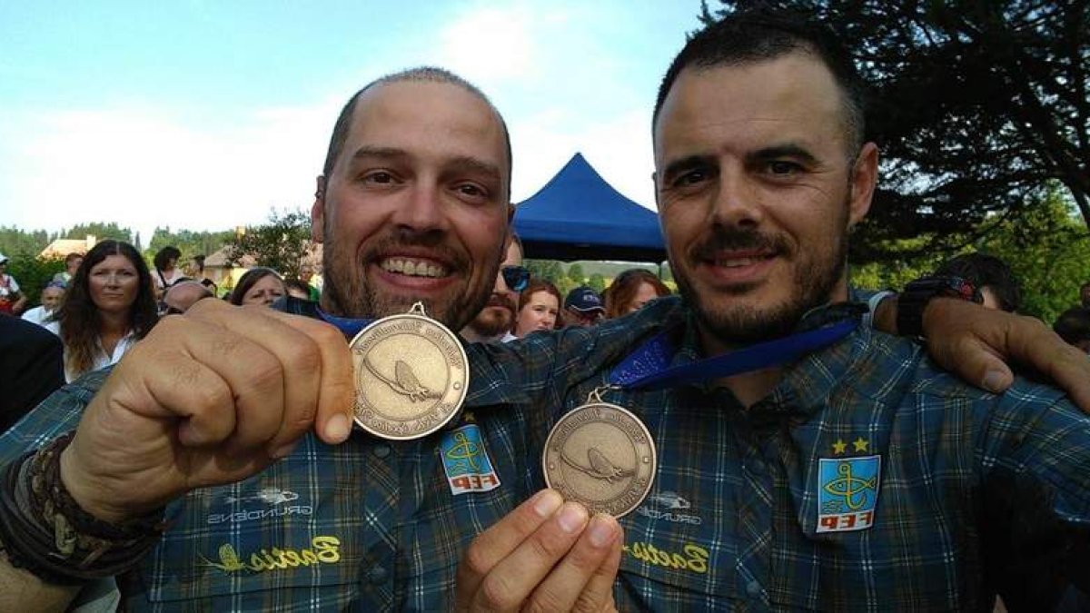 Luis Alfonso González y Rubén Santos Becerro con sus medallas de bronce logradas en el Europeo. DL