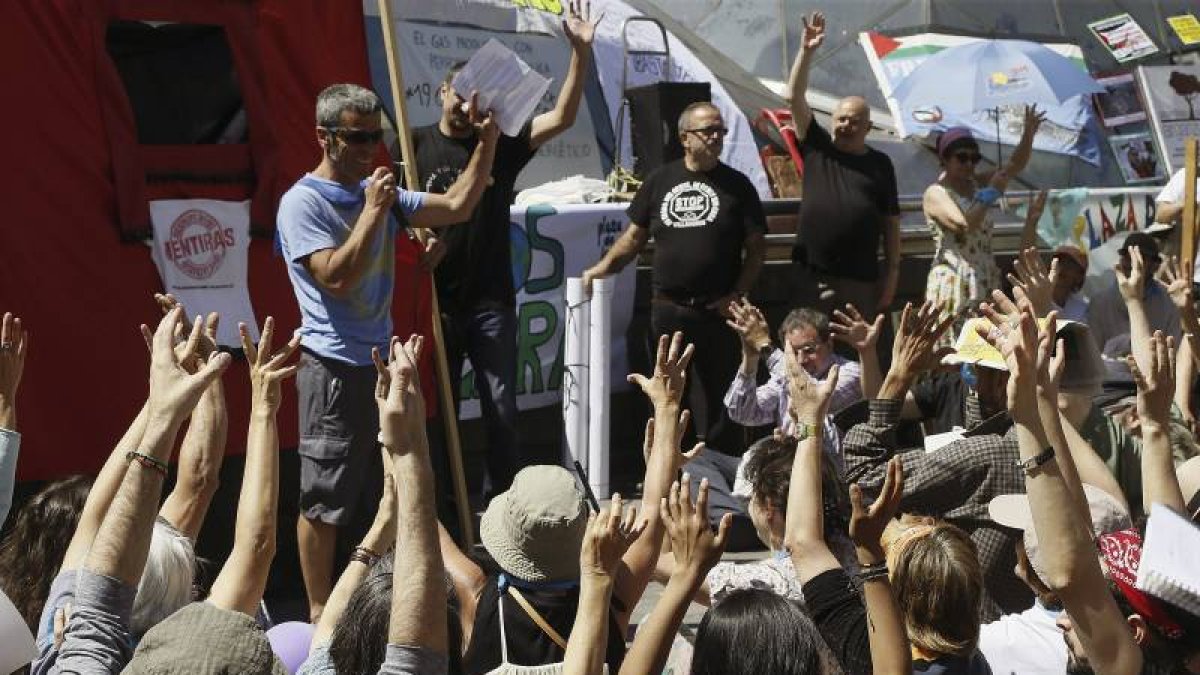 El movimiento 15M celebra su cuarto aniversario en la Puerta del Sol con cientos de ciudadanos participando en asambleas y actividades lúdicas.