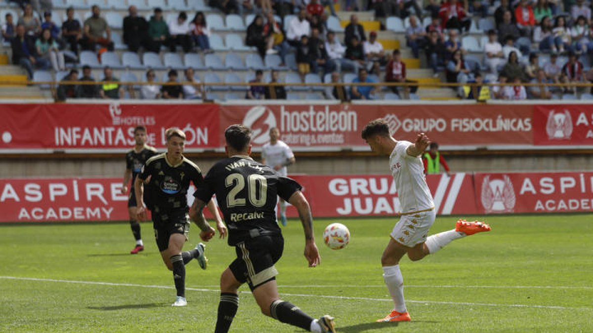 Percan consigue de la manera que muestra la imagen el gol de la Cultural que abrió el marcador, pero no fue capaz de conservar hasta el final del partido. FERNANDO OTERO