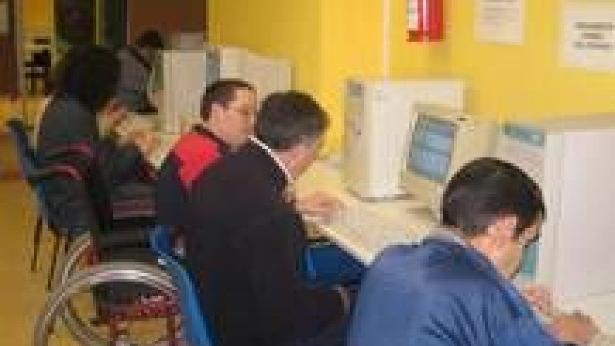 Participantes en el curso de acercamiento a la práctica de la informática