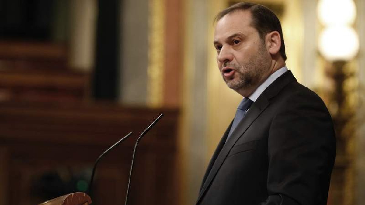 El ministro de Fomento, José Luis Ábalos, durante su intervención ayer en el Congreso. J. P. GANDUL