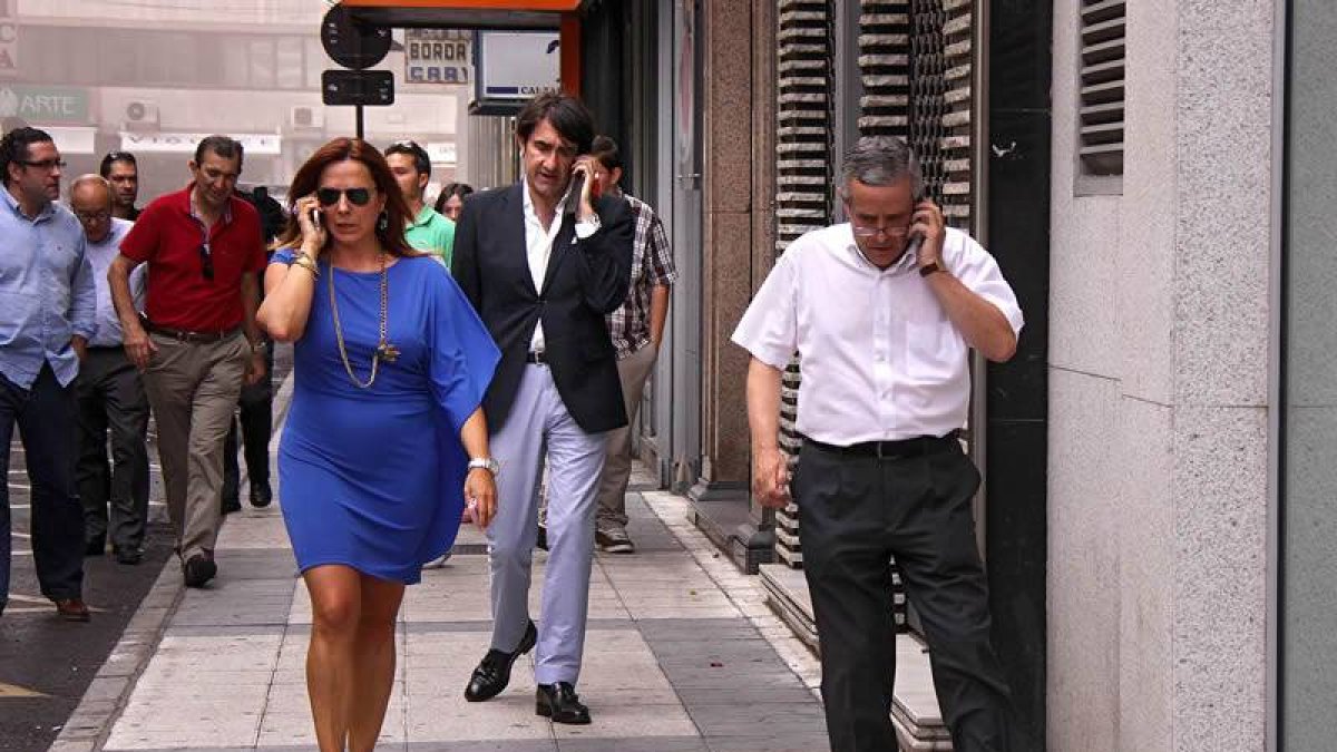 En la imagen, la concejala de Comercio; el subdelegado de Gobierno y el alcalde de la ciudad, Emilio Gutiérrez.