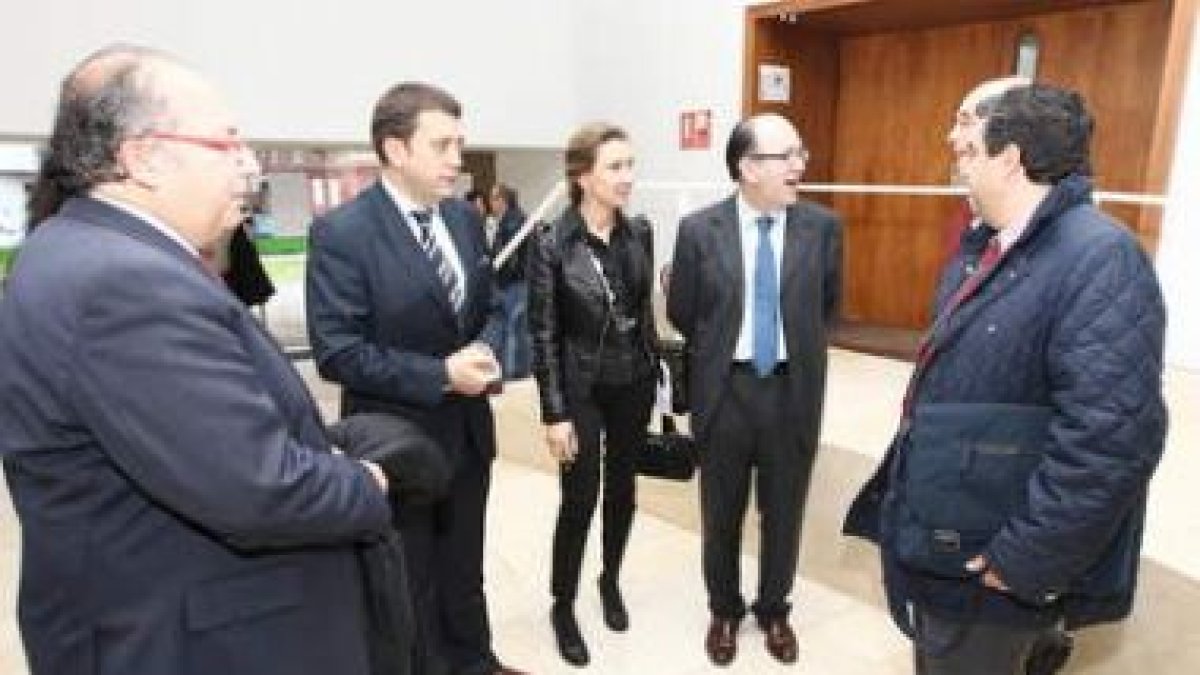 Fernández, Riesco, Seco, Jiménez y Ramón, ayer minutos antes del inicio de las ponencias.