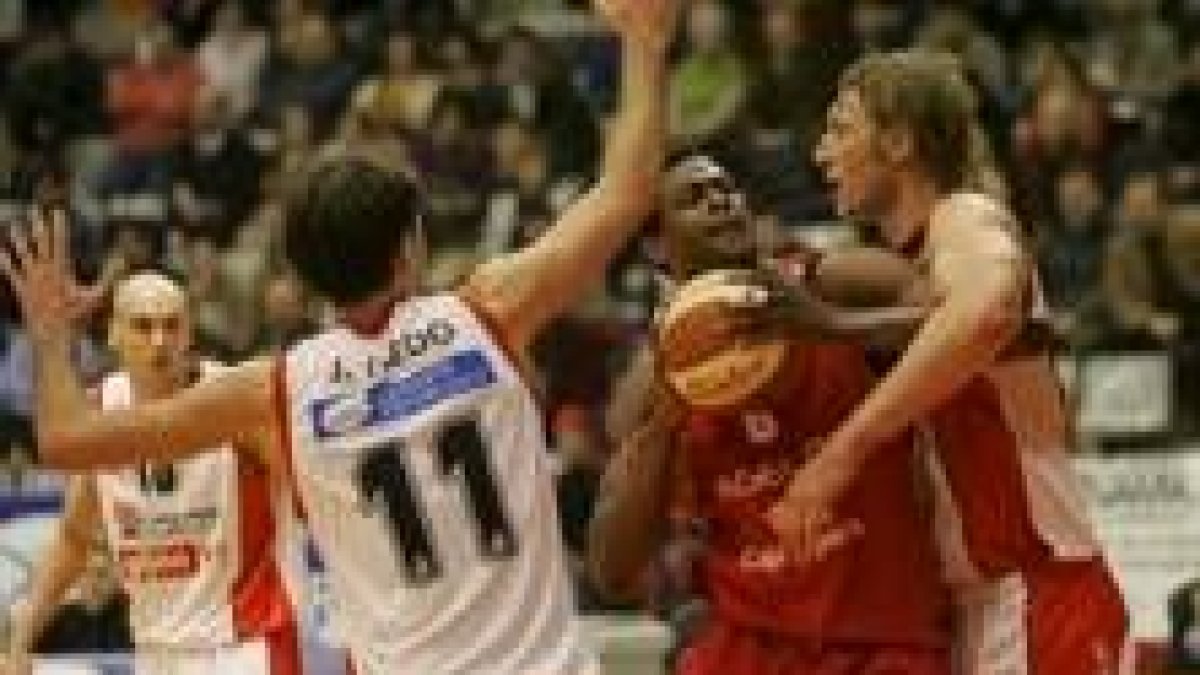 Barnes pugna con Tim Young y Lledó para intentar anotar en el aro del Gijón en el partido del sábado