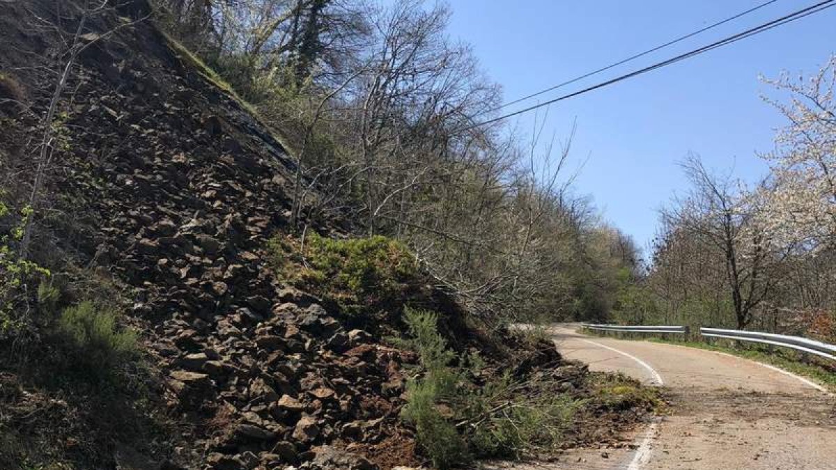 Zona de la carretera entre Cimadevilla y Soto afectada por el desprendimiento. CAMPOS