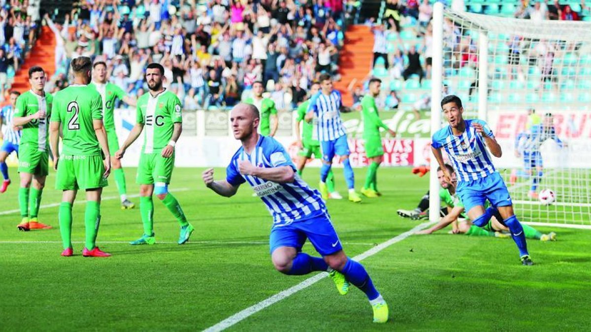 Isi Palazón consiguió el primer gol de la SD Ponferradina y lo celebra como recoge la imagen ante un equipo rival cariacontecido. ANA F. BARREDO